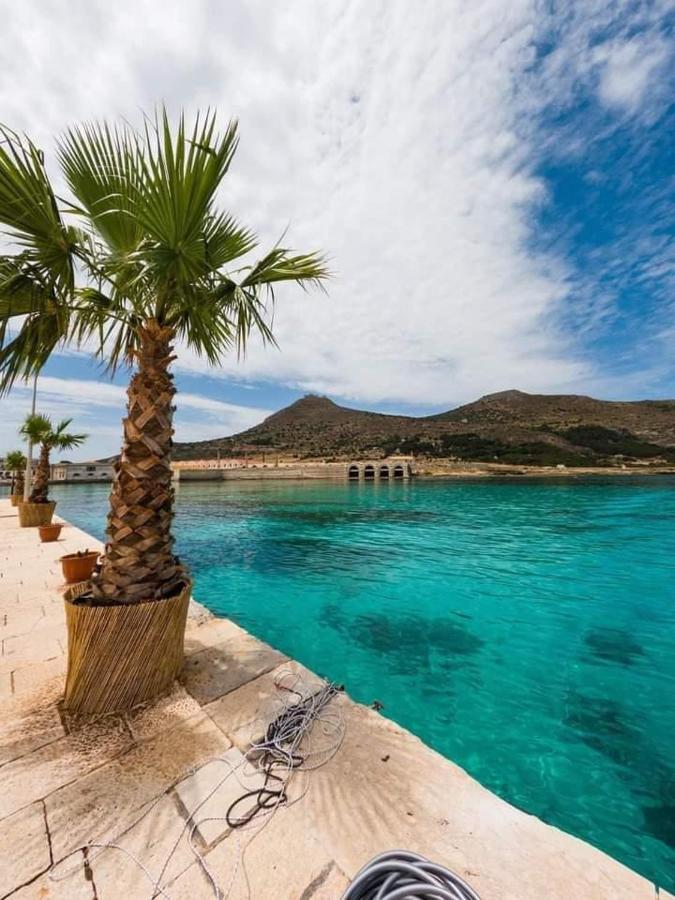 A Due Passi Dal Mare Apartment Favignana Bagian luar foto